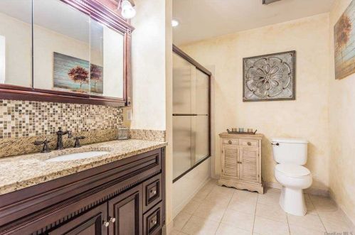 18 Della Dr, Babylon NY 11704-6240 exterior