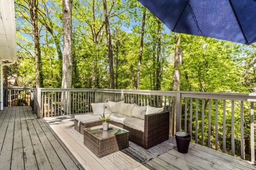 2933 Margaret Mitchell Ct, Atlanta GA 30327-1614 exterior