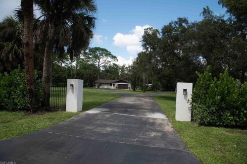 5975 Grn Blvd, Naples FL 34116-4827 exterior