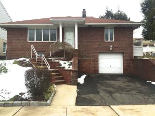 522 Chase Ave, Lyndhurst NJ  07071-2704 exterior