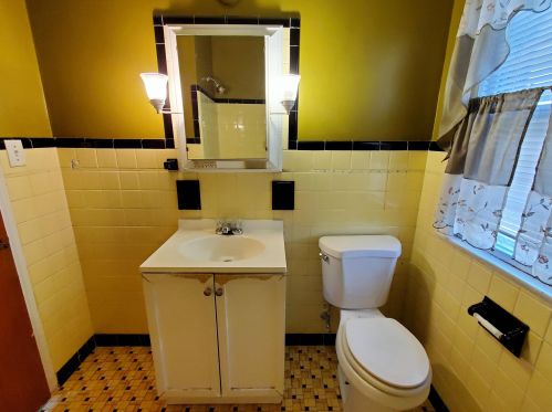 2733 Roosevelt Dr, Milwaukee WI 53216-1838 exterior