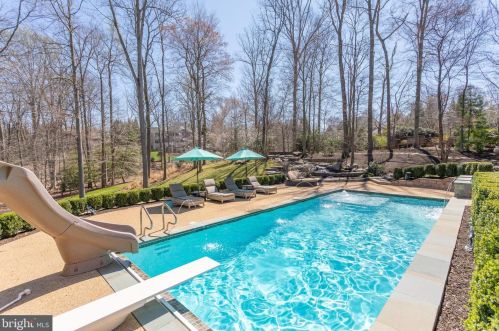 884 Alvermar Rdg Dr, Mc Lean VA 22102-1435 exterior