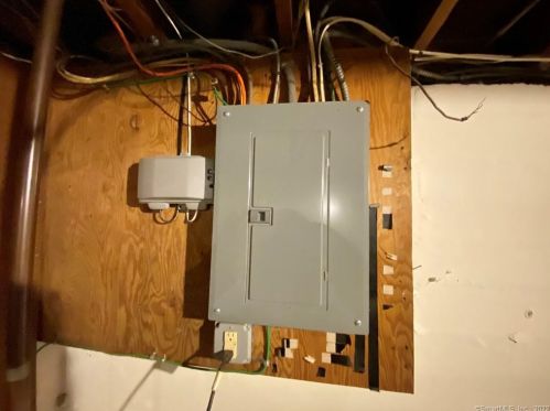 21 Pleasant St, Windsor Locks CT 06096-1439 exterior