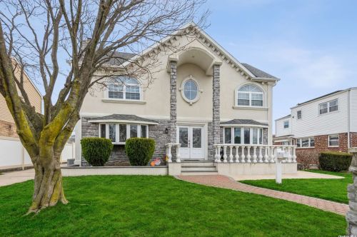36 Carolyn Ave, Valley Stream, NY 11580-1103