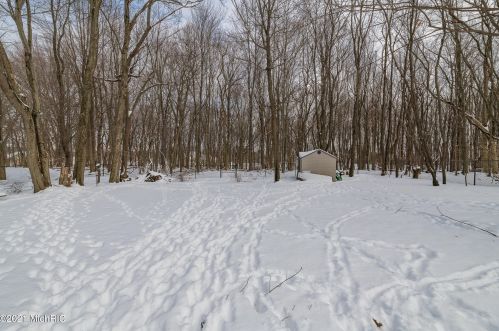 1360 Crooked Lk Dr, Kalamazoo MI 49009-8950 exterior