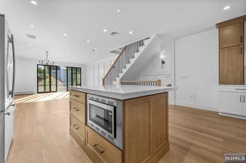 380 Lincoln Ave, Cliffside Park NJ 07010-1822 exterior