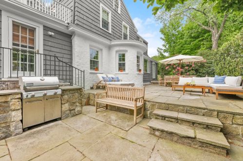 88 Kings Hwy, Westport CT 06880-2422 exterior