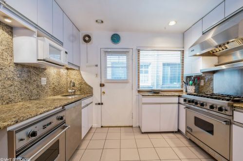 3534 Pne Grv Ave, Chicago IL 60657-1877 exterior