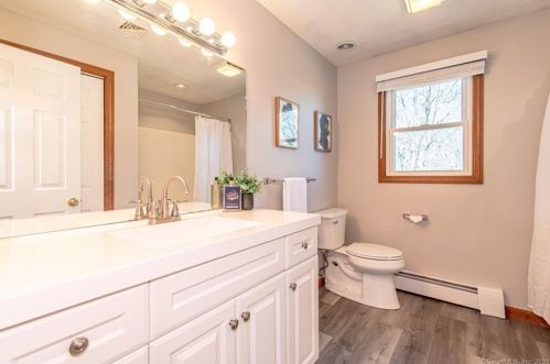 4 Celtic Ct, Enfield CT 06082-5777 exterior