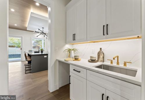 1327 Mayflower Dr, Mc Lean VA 22101-3405 exterior