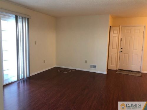 447 Northam Dr, New Brunswick NJ  08902-4241 exterior