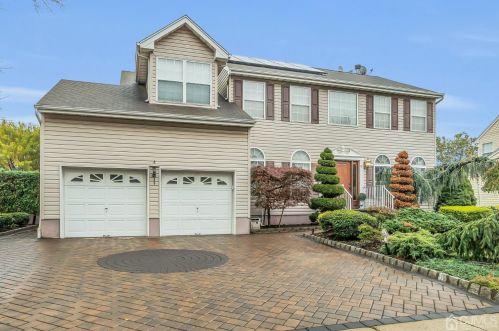 10 Chokeberry Dr, Edison, NJ 08837-3092