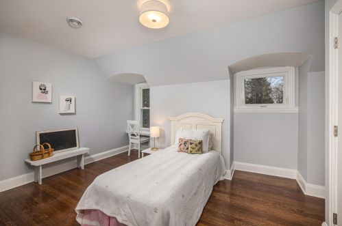 405 Daphne Rd, Milwaukee WI  53217-4242 exterior