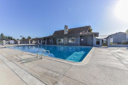 1407 Sycamore Ave, Tustin CA 92780-6279 exterior