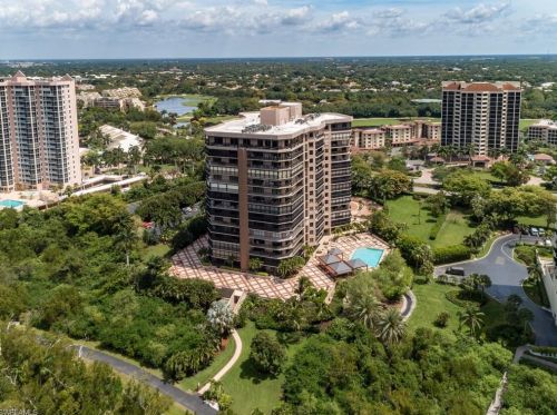 6075 Pelican Bay Blvd, Naples FL 34108-8169 exterior