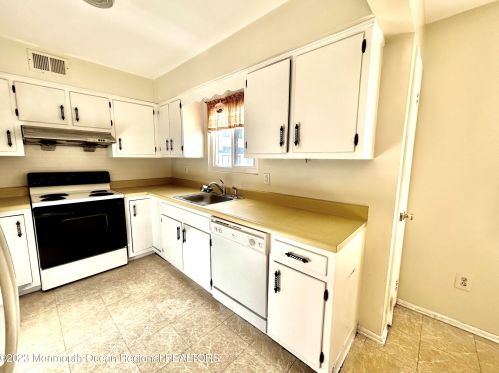 271 Clubhouse Dr, Middletown NJ 07748-1340 exterior