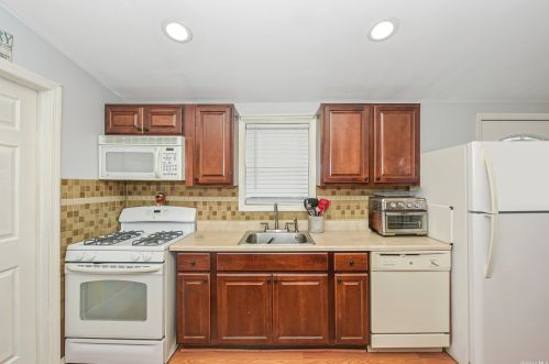 27 Daisy Dr, Bohemia NY 11716-4029 exterior