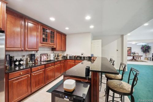 2511 Golf Crst Dr, Rochester MI 48309-4063 exterior