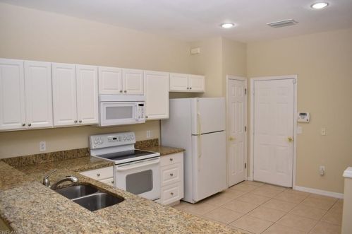 848 Hampton Cir, Naples, FL 34105-4825