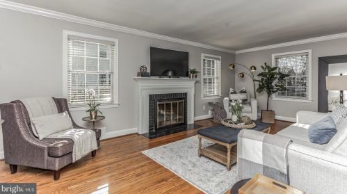 1612 Oakcrest Dr, Alexandria VA 22302-2337 exterior