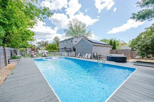 945 Benedict St, Bohemia, NY 11716-4214