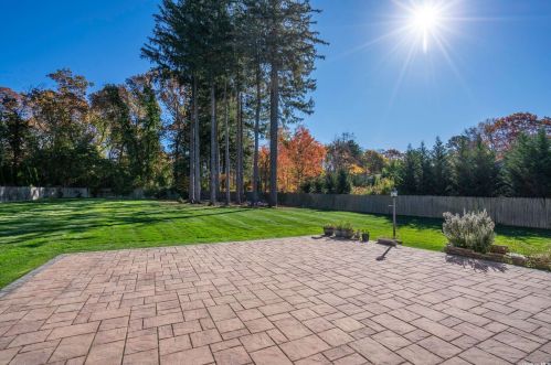 10 Buttonwood Dr, Huntington Station NY 11746-4803 exterior