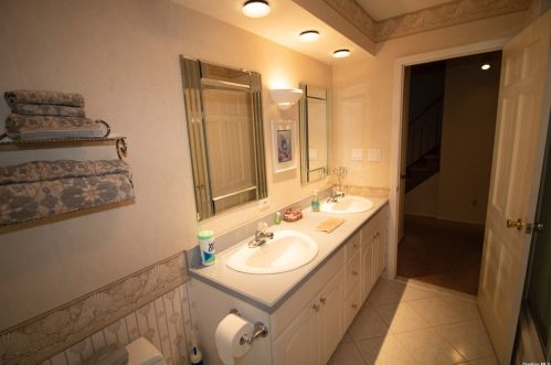 4 Ryder Ct, Huntington Station NY 11746-6142 exterior