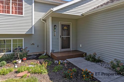 6998 Riverwood Dr, Belding, MI 48809-8577