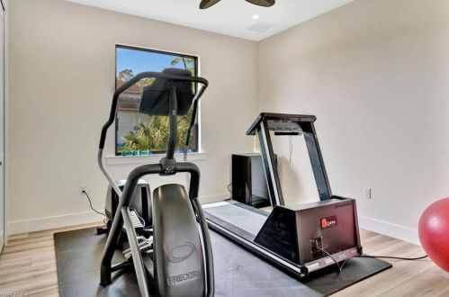 870 8 St, Naples FL 34120-0411 exterior