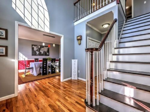 2 Dogwood Ln, Wallingford CT 06492-1953 exterior