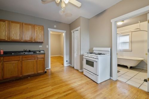 2102 Roscoe St, Chicago IL 60618-5819 exterior