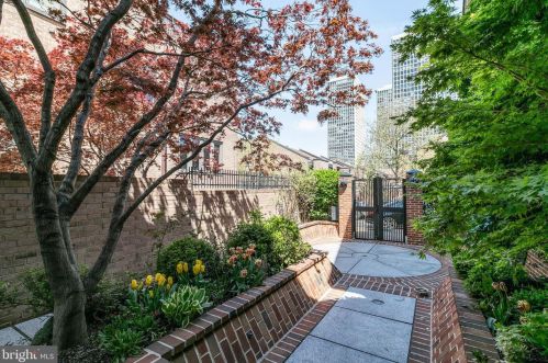 130 Delancey St, Philadelphia, PA 19106-0043