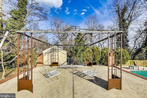 1101 Morningside Ln, Alexandria VA 22308-1042 exterior