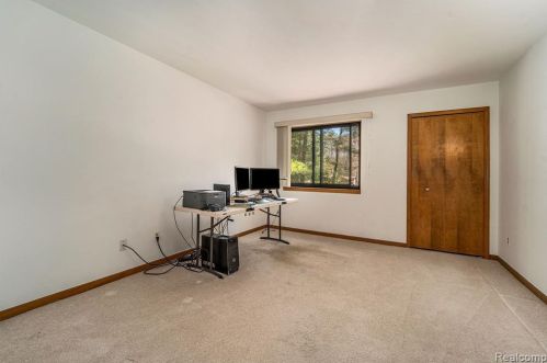 4082 Pinestead Dr, Walled Lake MI 48390-1344 exterior