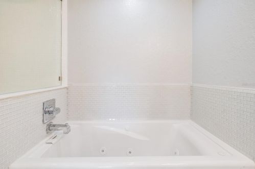 8201 Kirkwood Dr, Tampa FL  33634-2238 exterior