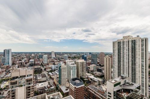 10 Ontario St, Chicago IL  60654-3809 exterior