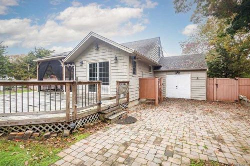 670 Locust Ave, Bohemia NY 11716-2144 exterior