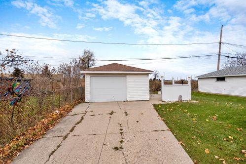 1526 Foster Ave, Milwaukee WI 53221-2823 exterior