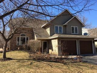 5924 Red Cherry Ln, Hopkins, MN 55345-6067