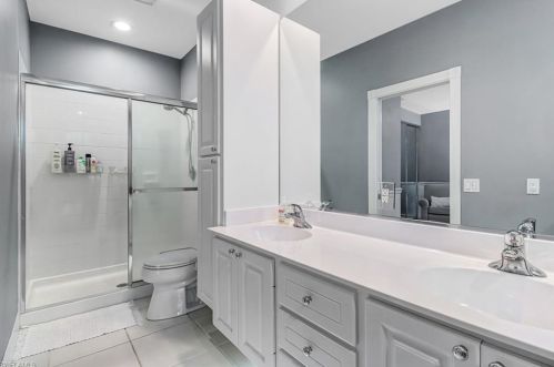 6068 Towncenter Cir, Naples FL 34119-9556 exterior