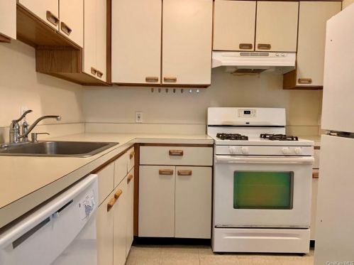 1 Ruth Ct, Middletown NY 10940-5328 exterior