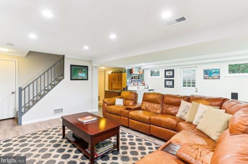 18052 Ml Crk Dr, Rockville MD 20855-1000 exterior