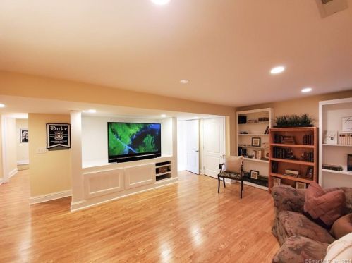 303 Mamanasco Rd, Ridgefield CT 06877-2425 exterior