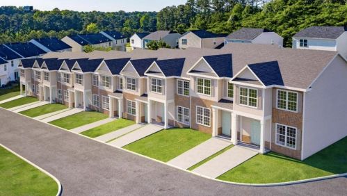 2826 Laurel Ridge Cir, Atlanta GA  30344-8000 exterior