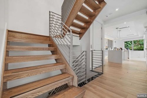 24 Casta Ln, Edgewater NJ 07020-1504 exterior