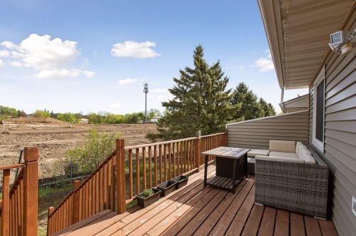 204 Ridgewood Dr, Chaska MN 55318 exterior