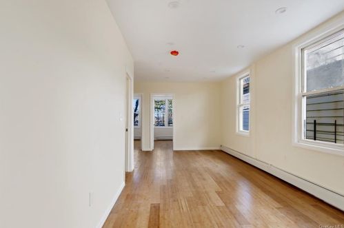 4256 Byron Ave, Bronx NY 10466-1516 exterior