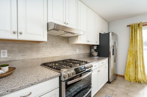 45551 Peninsula Dr, Grand Junction MI 49056-9462 exterior