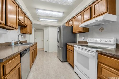 287 Mdw Brg Dr, Rochester MI 48307-3051 exterior