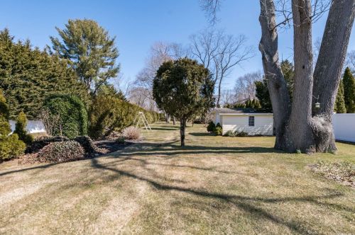 76 Ldg Ave, Huntington Station NY 11746-3438 exterior